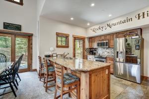 Private Townhome Close to Ski Back and Hot Tub townhouse