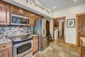 Private Townhome Close to Ski Back and Hot Tub townhouse