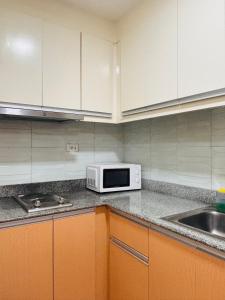 Chic Minimalist Suite in Central Location