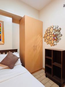 Chic Minimalist Suite in Central Location