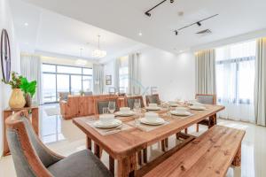 Elegant 4BR Villa with Arabian Gulf, Mountain and Community Views, Assistant Room and Heated Pool, Al Dana Island, Fujairah by Deluxe Holiday Homes