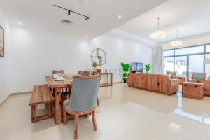 Elegant 4BR Villa with Arabian Gulf, Mountain and Community Views, Assistant Room and Heated Pool, Al Dana Island, Fujairah by Deluxe Holiday Homes