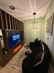 An elegant Cozy Studio with Separated Seating area Alyasmeen استديو بتصميم انيق ومريح و صالة جلوس منفصله في الياسمين