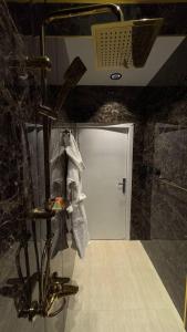 An elegant Cozy Studio with Separated Seating area Alyasmeen استديو بتصميم انيق ومريح و صالة جلوس منفصله في الياسمين