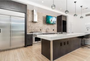 A Class Weho 2BD 2BA with Free Parking