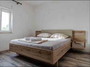 Villa in Vrsi with Pool near Sandy Beach