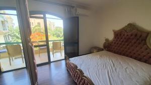 شقه فندقيه 3 غرف حمامين و مطبخ و حديقه خاصه امام الجامعه الامريكيه و مول point 90