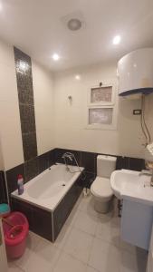 شقه فندقيه 3 غرف حمامين و مطبخ و حديقه خاصه امام الجامعه الامريكيه و مول point 90