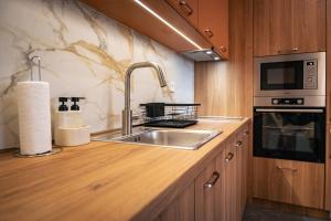 TRINAVIS Boutique Apartments, OWN PRIVATE PARKING, City Center, Entire Apartment