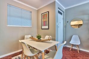Trendy 1 bedroom flat in the heart of Green Point