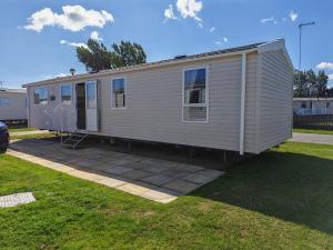 9 Fairway, Hopton Holiday Park - Three bedroom, sleeps 6, kitchen, lounge and dining area - Minimum 3 night breaks