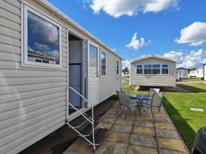 9 Fairway, Hopton Holiday Park - Three bedroom, sleeps 6, kitchen, lounge and dining area - Minimum 3 night breaks