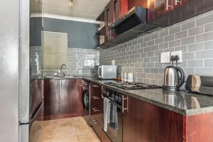 Two Bed De Waterkant Hideaway with AC 4 mins to Waterfront