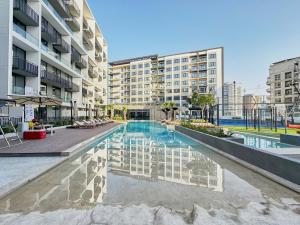 Elegant Apartment near Miracle Garden with Pool & Gym Access