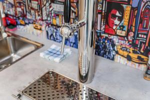 The Other Side Spacious Central 2BR 2BA AC