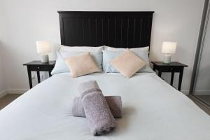 Bright & Stylish 2-Bedroom Escape in Gordon