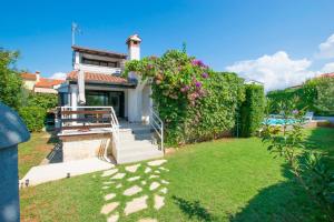 Family house with swimming pool and secluded garden - by TRAVELER tourist agency - ID 2687