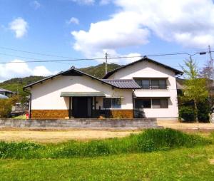 岡本Baseｰ1棟貸切ｰ最大9名ｰ4寝室-庭と星空ｰ和室ありｰ駐車場