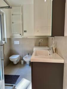 Bluelow Lakeview house