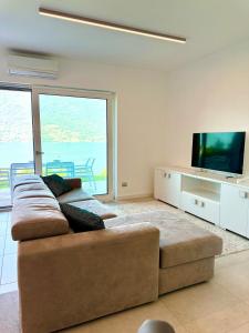 Bluelow Lakeview house