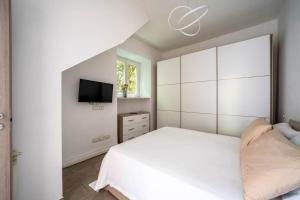 Al Belvedere A cozy with hills and village view