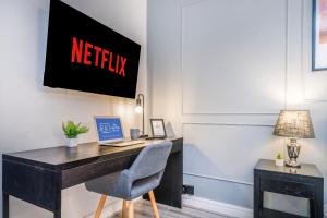 Modern Comfort with Free Parking - High Speed WiFi - 8 Mins to Station & Smokers Balcony