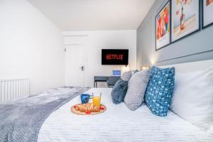 Modern Comfort with Free Parking - High Speed WiFi - 8 Mins to Station & Smokers Balcony