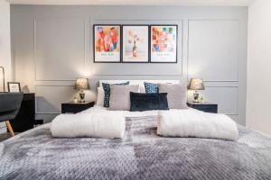 Modern Comfort with Free Parking - High Speed WiFi - 8 Mins to Station & Smokers Balcony