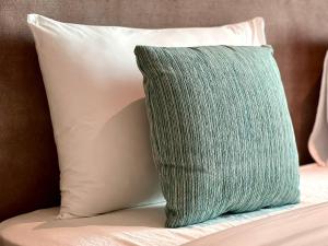 LUX Infinity Pool, Private Beach, GYM, Parking