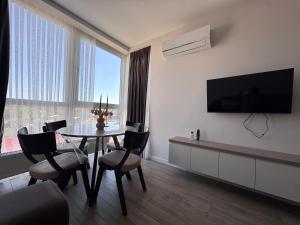 Compass Apartments Елітний Житловий комплекс