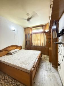 Spacious 3BHK Stay with Balcony & Kitchen comforts