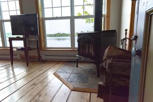 Mirror Lakefront and SPA - A Fleur Deau