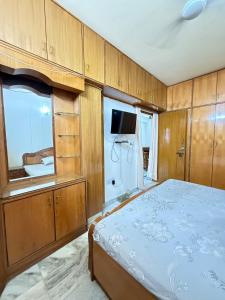 Spacious 3BHK Stay with Balcony & Kitchen comforts