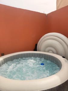 Riad Marocain avec jacuzzi sur la terrasse entièrement louer avec 3 chambres pour 6 personnes dans la médina proche de la place Jemma el fna