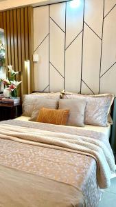 Cozy Studio Near Abreeza Mall a Balcony with City and Sea View