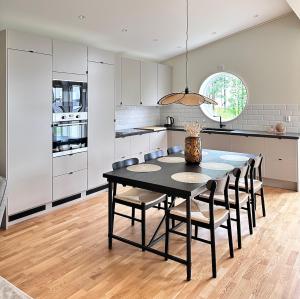 Villa with lakeside location