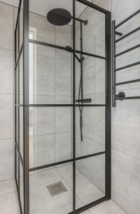 Villa with lakeside location