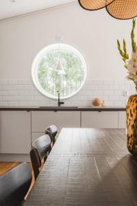 Villa with lakeside location