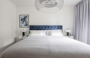 Villa with lakeside location