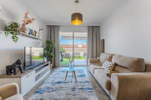 Modern apartment with large terrasse, bbq, fast wifi, 2 pools