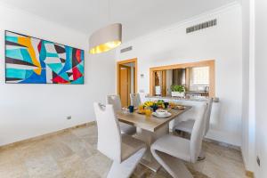 Modern apartment with large terrasse, bbq, fast wifi, 2 pools