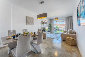 Modern apartment with large terrasse, bbq, fast wifi, 2 pools