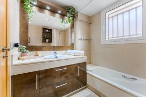 Modern apartment with large terrasse, bbq, fast wifi, 2 pools