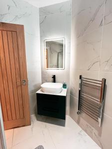 Luxe Apt in Central London, 4-mins from Paddington Station, Near Shops etc & Free Wi-Fi