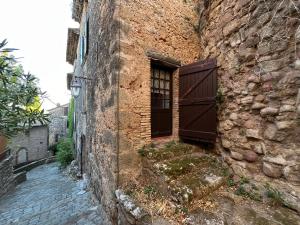 Maison provençale dans village médiéval
