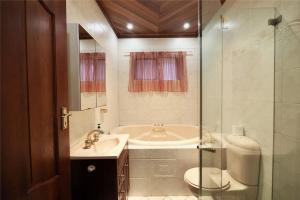 Fantastic Family Home with Pool at Concord