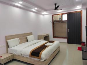 Hotel Town Stay Near Rajiv Gandhi Cancer Hospital Rohini