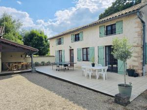 Family House With Garden For 8 At Prety