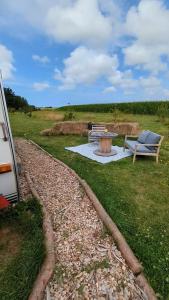 Gerestylde vintage caravan "Zee" met luxe badkamer bij "de Kapitein"