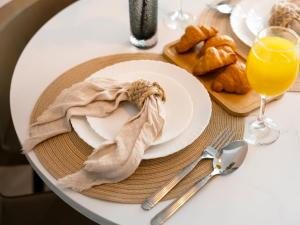 Urban Dubai Marina Stay, Near Yacht Area & Beach Sleep 8 Pax